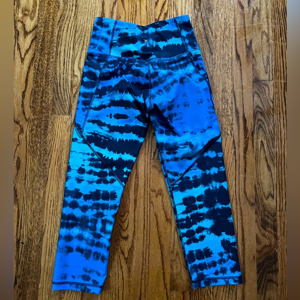 Old Navy high waisted elevate side-pocket cropped leggings
